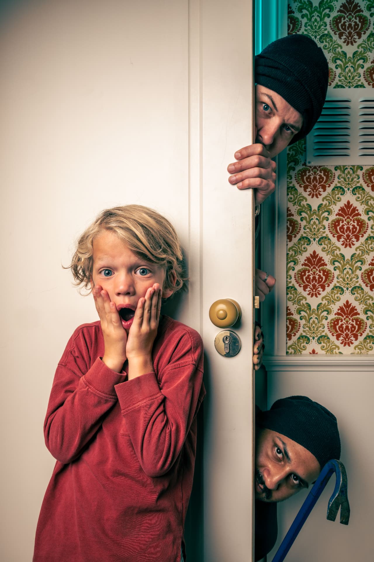 Kind beschermt het huis tegen twee boeven tijdens The Boobytrap Kids