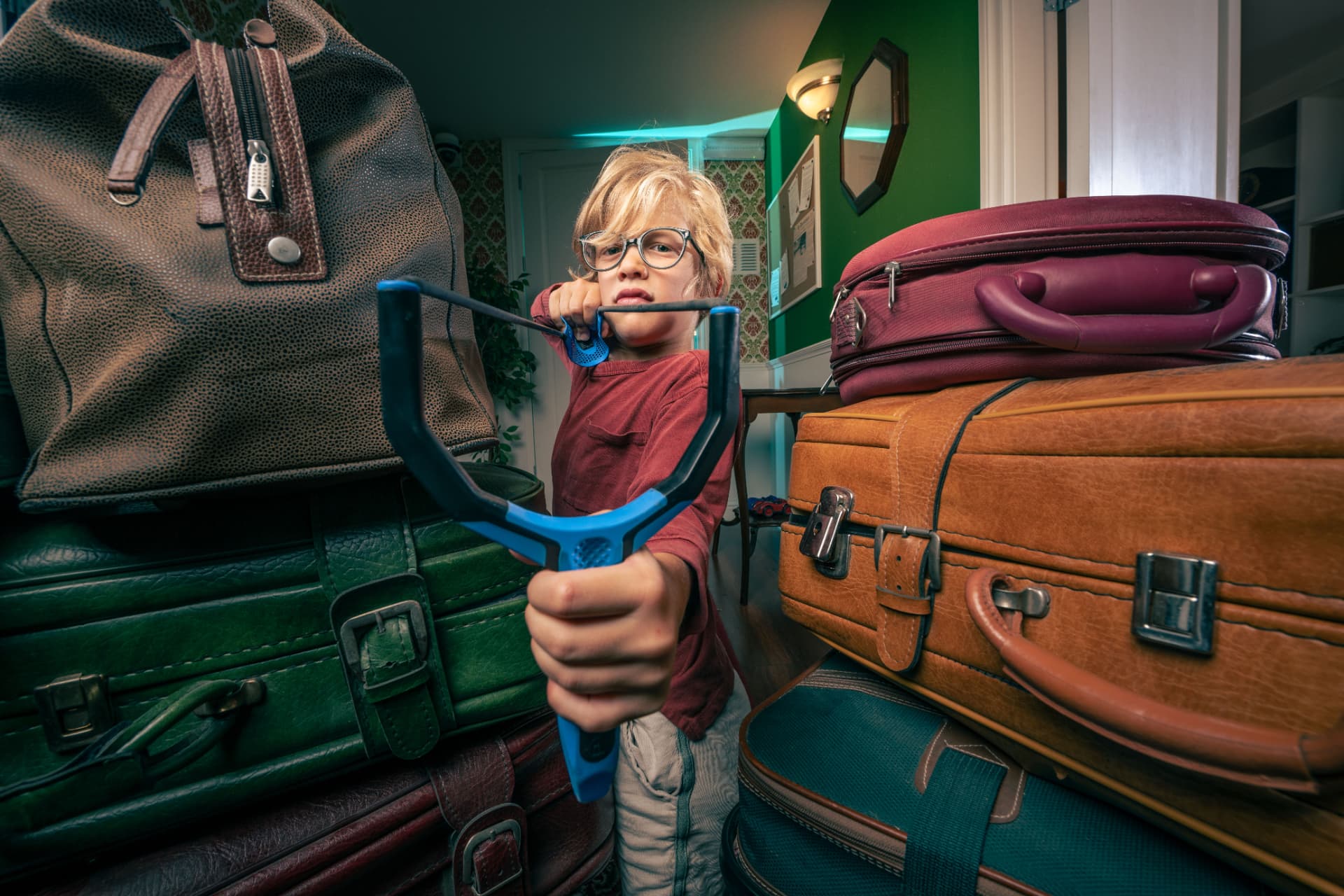 Kind bouwt een boobytrap tussen de koffers tijdens een kinderfeestje